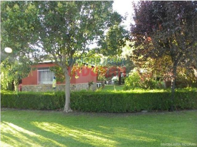 Finca de 4000 m2 cerrada con casa y piscina en Urbanización Los Pinos de Belvis