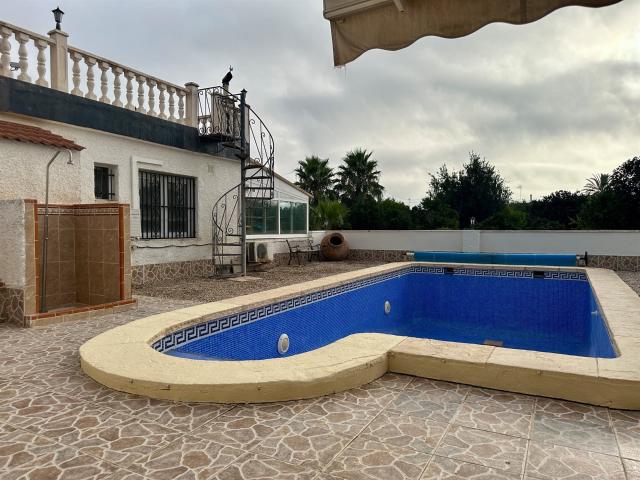 Finca de 9 800 m² de terreno, piscina y instalación de energ. 100m² Almoradí