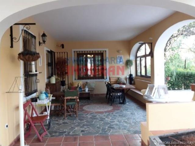 Finca de 255 ha para ganado, caza y recreo con edificaciones en Montemolín