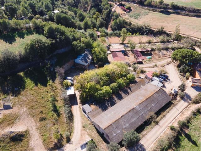 Finca de tres hectáreas con licencia de hípica y cría caballar a la venta en Rubí