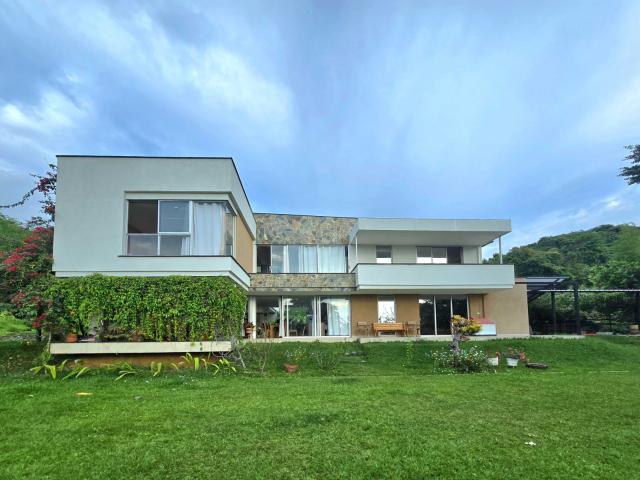 Finca En Venta En El Cerrito En El Paraiso V341035