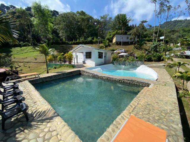 Finca En Arriendo En Altos Del Rosario En Km 23 Via Al Mar A389629