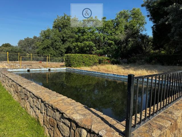 Finca en Candeleda con edfificacion y agua luz y piscina
