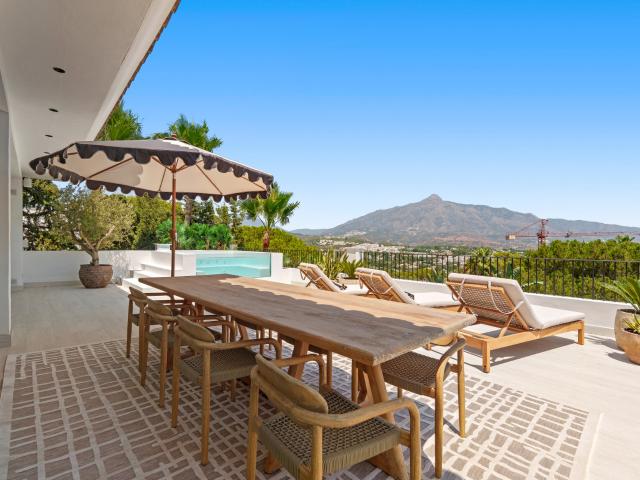 Finca familiar de cinco plantas con vistas mediterráneas excepcionales en Las Brisas Nueva Andalucía