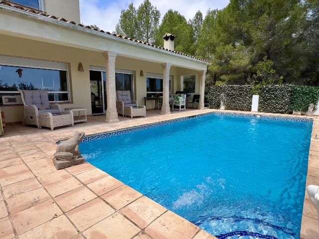 Finca romántica y rústica con gran parcela, piscina y muchas. 250m² De la Vallonga