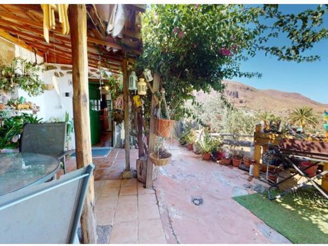 Finca rural canaria con terreno, aparcamiento, vistas y estanque ubicada en Agüimes Temisas Las