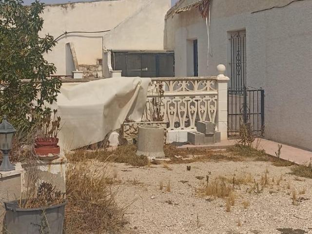Finca rústica con vivienda y naves sobre parcela de 5.562 m2 en Elche