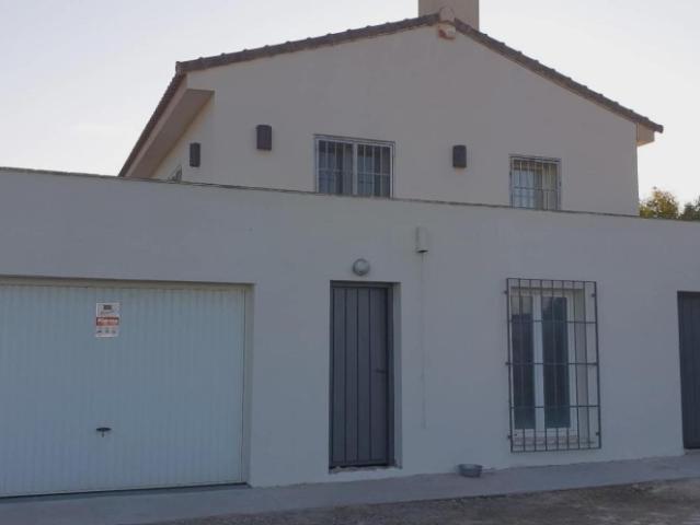 Gran finca con vivienda principal, casas auxiliares y nave de gran superficie