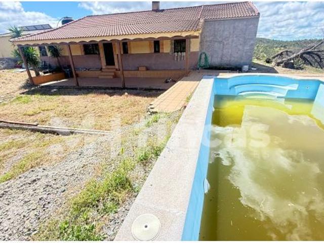 Finca rústica de 11 hectáreas con vivienda, energía solar, agua propia y explotación ganadera en Val