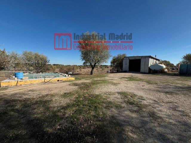 Finca rústica de 2.155 m2 con vivienda, piscina y nave