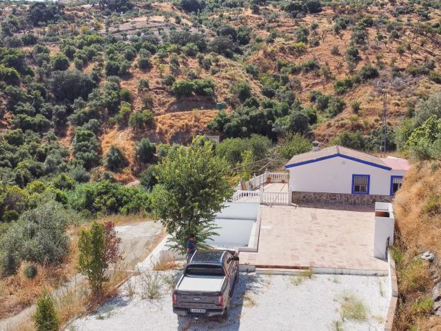 Finca rústica de 6.3 hectáreas con vivienda, almacén, olivos y rio. Guaro