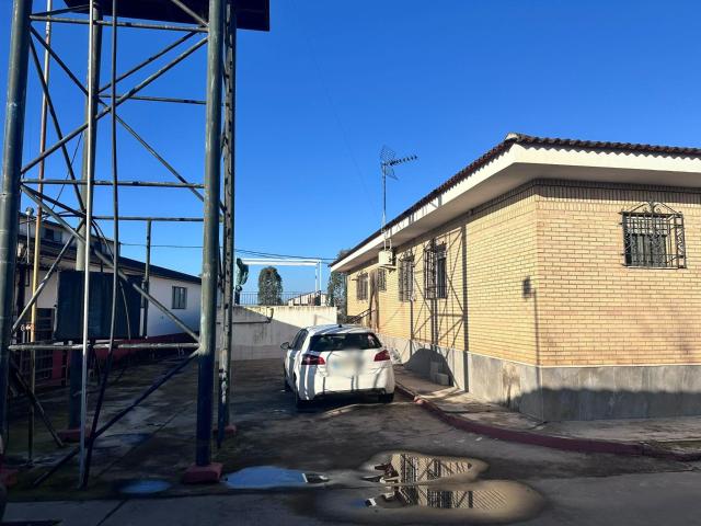 FINCA RÚSTICA HIPOTECABLE CON 2 CASAS, 2 NAVES Y TRASTEROS A 10 MINUTOS DE CÓRDOBA