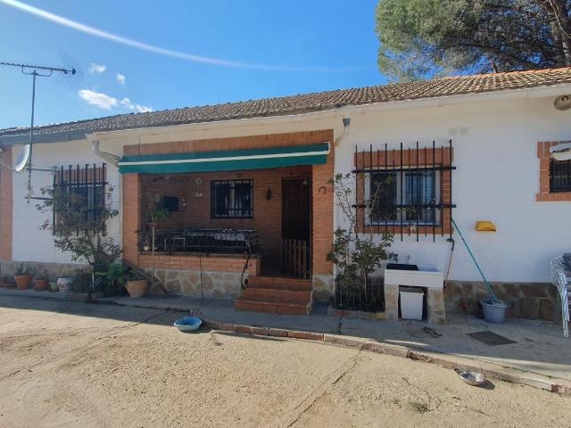 Finca Rústica junto casco urbano. varias viviendas y naves. Llana. Sin comisiones. Estudiamos financiación