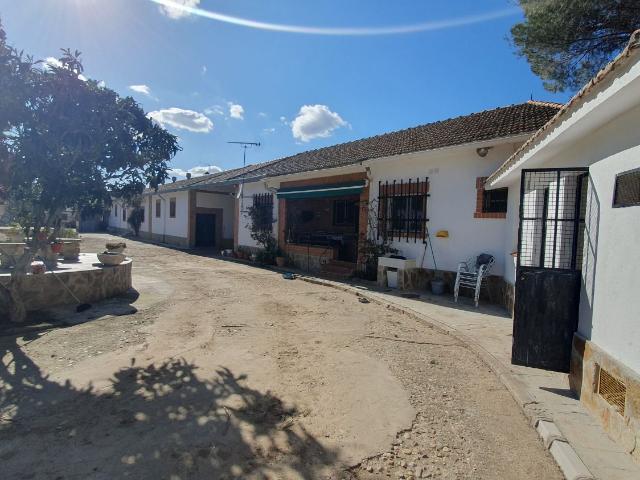 Finca Rústica junto casco urbano. varias viviendas y naves. Llana. Sin comisiones. Estudiamos financiación