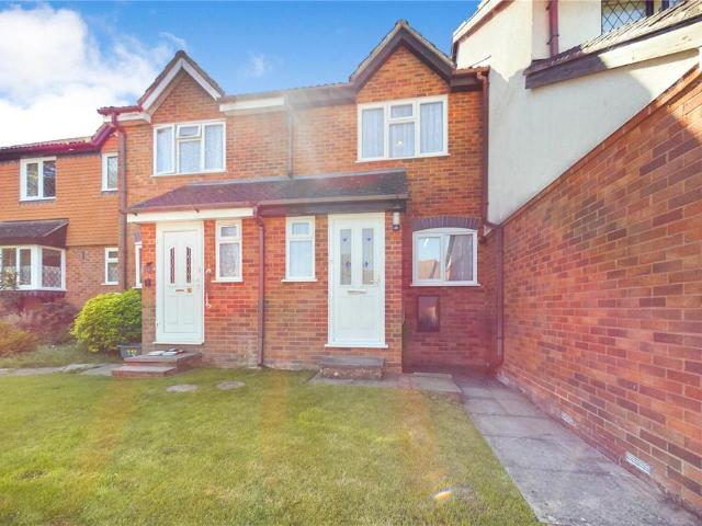 Finch Close, Tadley, Hampshire, RG26 2 bed terraced house to rent £1,400 pcm £323 pw
