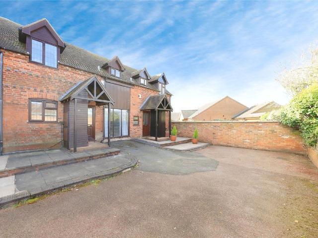 Finchfield Lane, Wolverhampton, West Midlands WV3, 2 bed terraced house to rent, £1,100 pcm | PrimeLocation