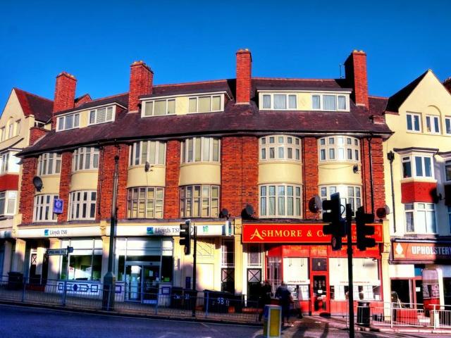 Finchley Lane, Hendon 3 bed apartment to rent £2,100 pcm £485 pw
