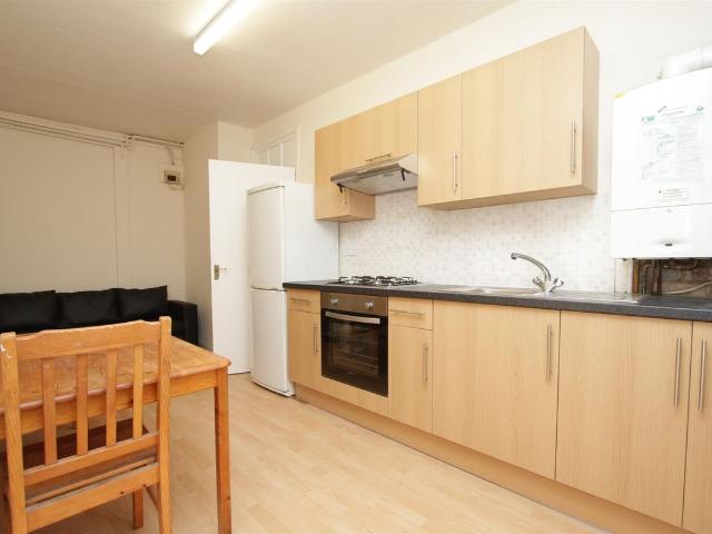 Finchley Lane, Hendon, London NW4, 3 bed flat to rent, £2,250 pcm | PrimeLocation