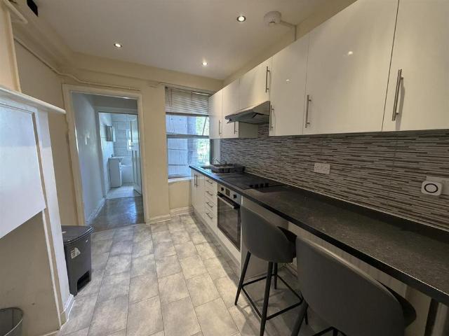 Finchley Lane, London 3 bed apartment to rent £2,200 pcm £508 pw