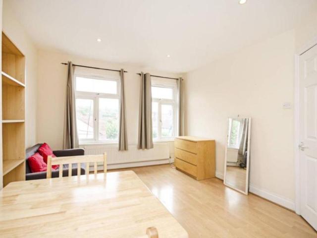 Finchley Road Golder's Green NW11 2 bed flat to rent £1,746 pcm £403 pw