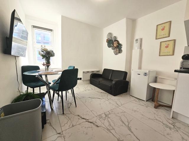 Finchley Road, Hampstead London NW3, 2 bed flat to rent, £2,500 pcm | PrimeLocation