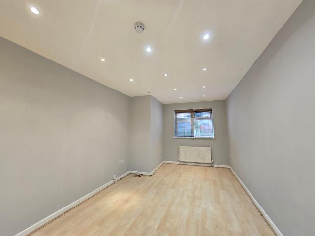 Finchley Road, London NW11, Studio to rent, £1,400 pcm | PrimeLocation