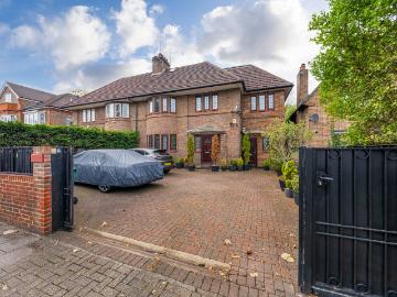 Finchley Road, London NW11, 2 bed flat to rent, £2,197 pcm | PrimeLocation