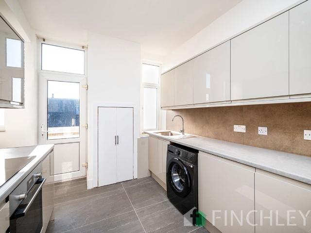 Finchley Road, London NW11, 3 bed flat to rent, £2,250 pcm | PrimeLocation