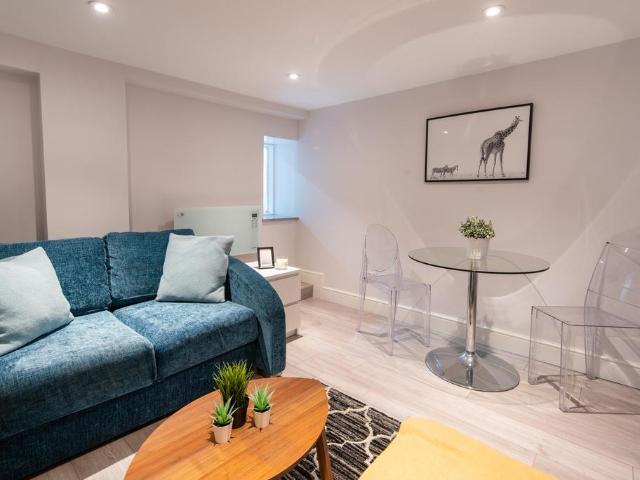 Finchley Road, London NW3 2 bed flat to rent £2,200 pcm £508 pw