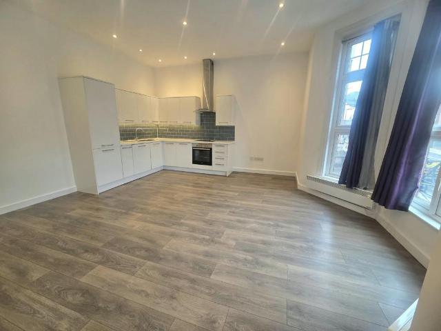 Finchley Road, London NW3 2 bed flat to rent £2,200 pcm £508 pw