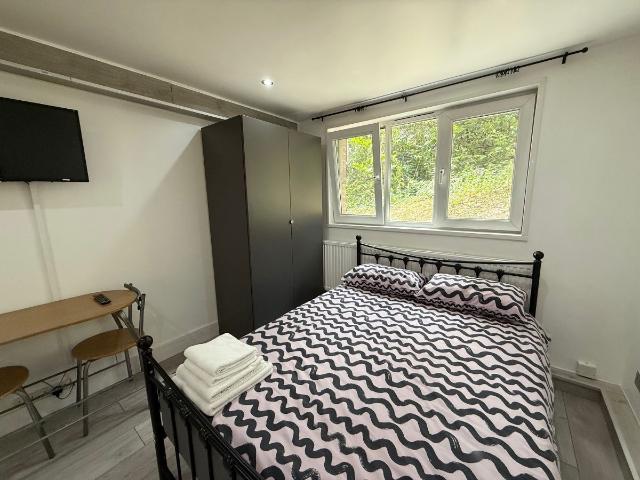 Finchley Road, London NW3, Studio to rent, £1,400 pcm | PrimeLocation