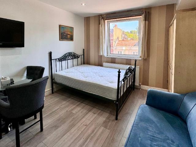 Finchley Road, London NW3, Studio to rent, £1,450 pcm | PrimeLocation