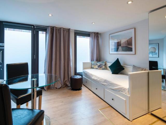Finchley Road, London NW3 Studio to rent £1,375 pcm £317 pw