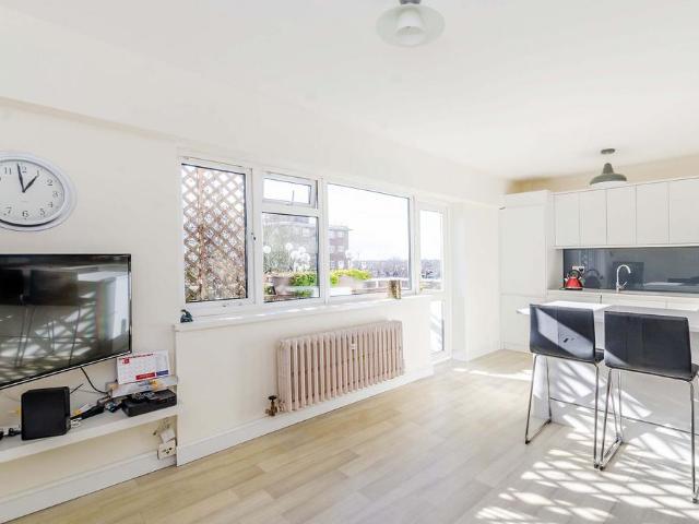 Finchley Road, Swiss Cottage, London. 2 bed flat to rent £2,600 pcm £600 pw