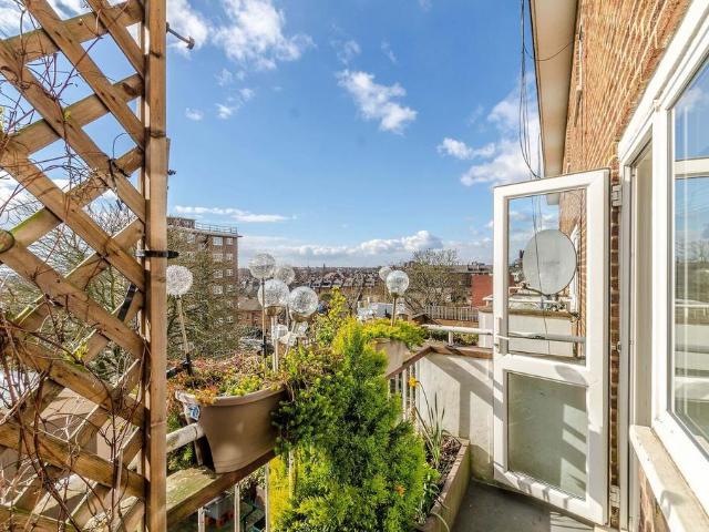 Finchley Road, Swiss Cottage, London. 2 bed flat to rent £2,600 pcm £600 pw