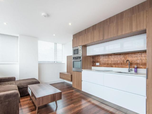 Finchley Road, West Hampstead. Studio to rent £1,800 pcm £415 pw