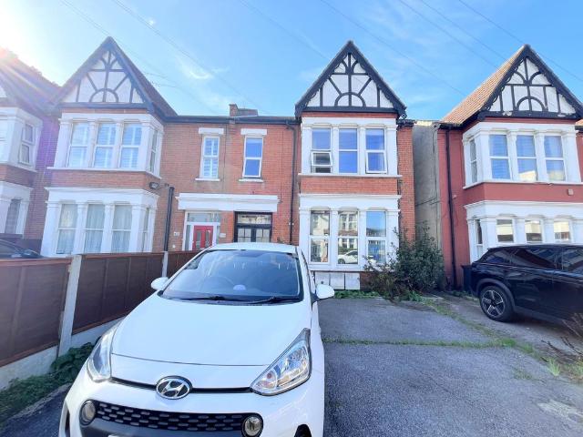Finchley Road, Westcliff on Sea SS0 1 bed flat to rent £900 pcm £208 pw