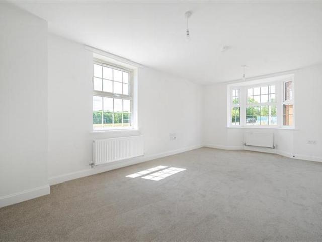 Finchwood Park RG40 4 bed detached house to rent £2,695 pcm £622 pw