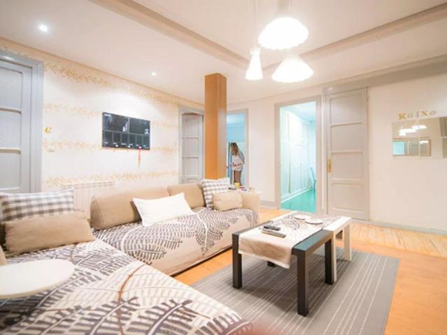Find a room with shelving in shared apartment, Casco Viejo