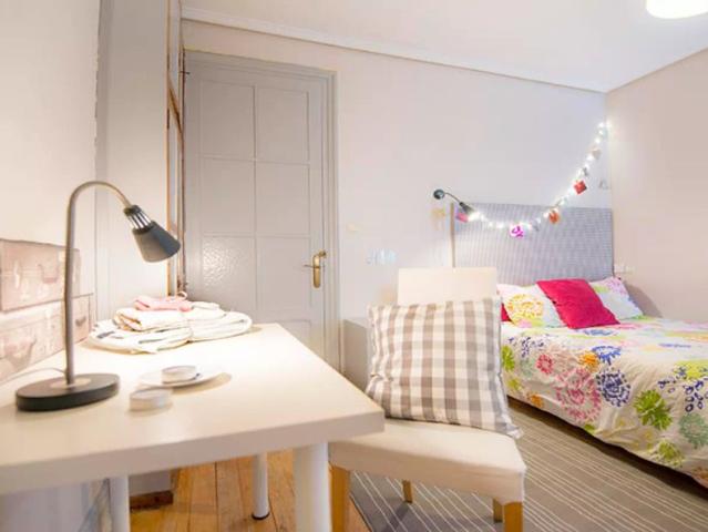 Find a room with shelving in shared apartment, Casco Viejo