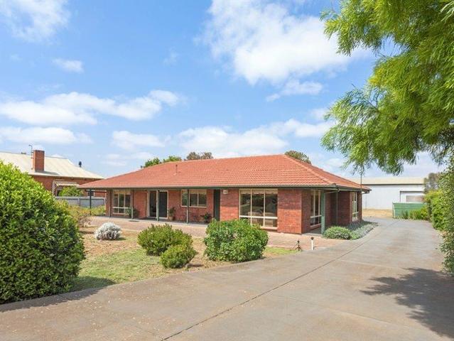 Find your perfect family retreat just moments from Strathalbyn's bustling centre
