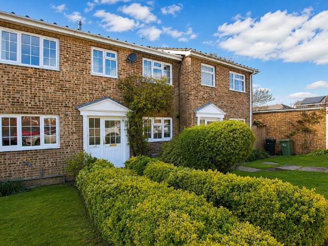 Findlay Drive, Guildford, Surrey, GU3 3 bed terraced house to rent £1,795 pcm £414 pw