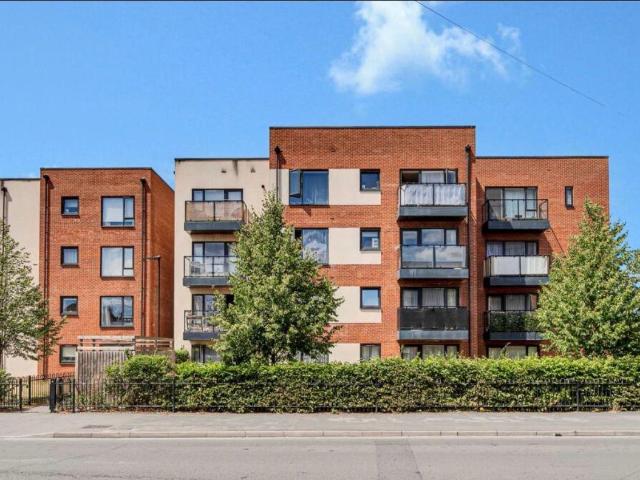Finefield Walk, Slough SL1, 2 bed flat to rent, £1,750 pcm | PrimeLocation
