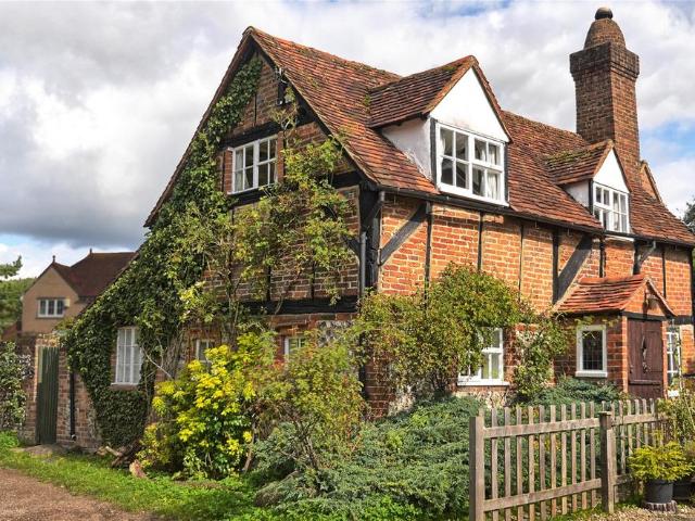 Fingest, Henley on Thames. 5 bed detached house to rent £3,250 pcm £750 pw