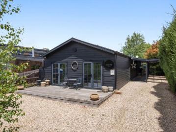 'Finmere House' Contemporary Elegance in the Heart of Trentham