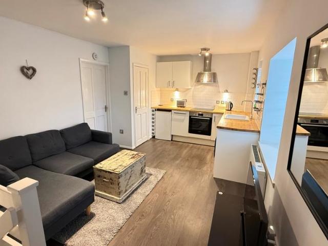 Finnart Close, Weybridge KT13 1 bed maisonette to rent £1,600 pcm £369 pw