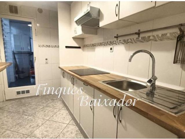 ¡FINQUES BAIXADOR PRESENTA EN EXCLUSIVA ESTE PISO DE 3 HBS. PARKING, TRASTERO Y PISCINA COMUNITARIA!