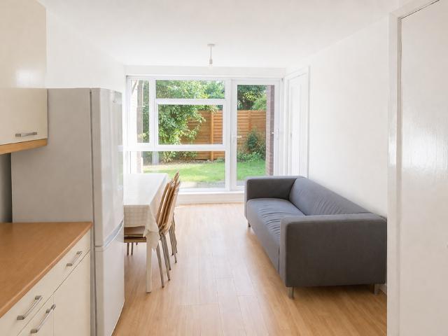 Finsbury Park, London N7 4 bed flat to rent £3,950 pcm £912 pw