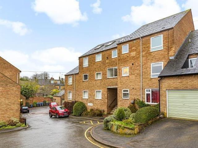 Finsbury Place, Chipping Norton. 2 bed flat to rent £1,200 pcm £277 pw