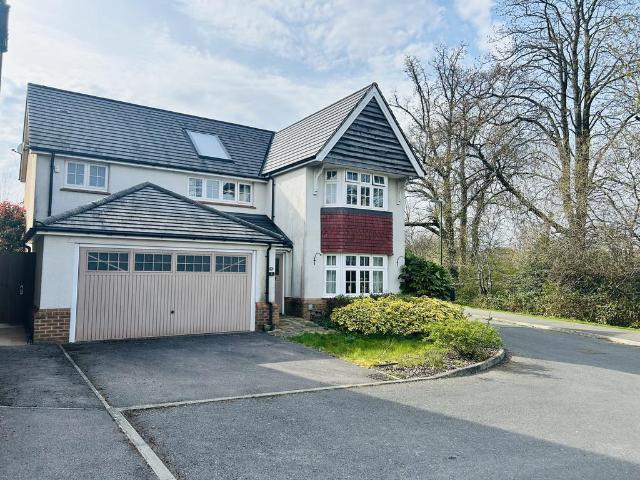 Field Drive, Crawley, RH10 5 bed house to rent £2,900 pcm £669 pw